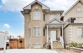 Дом в городе в Йорке, Торонто, Онтарио,  Канада за C$1 049 000