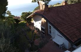 Вилла с гостевым домом в 300 метрах от моря, Оспедалетти, Лигурия, Италия за 9 600 € в неделю