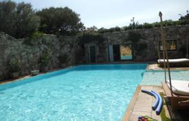 Стильная одноэтажная вилла с бассейном и большим садом на первой линии у моря, Порто-Ротондо, Италия за $21 600 в неделю