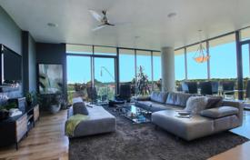 Угловые апартаменты с балконом и живописными видами, в кондоминиуме с бассейном на крыше и фитнес-центром, в Финиксе, США за $585 000
