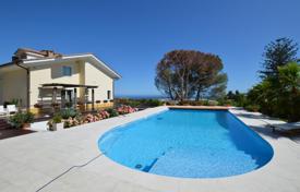 Вилла с террасой, бассейном, садом и видом на море, рядом с пляжем и центром города, Сан-Ремо, Италия за 11 700 € в неделю