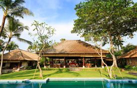 Элитная охраняемая вилла с бассейном, теннисным кортом и панорамным видом на океан, Чангу, Бали, Индонезия за 6 600 € в неделю