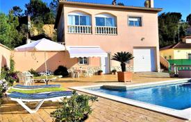 Уютная вилла с бассейном и видом на горы рядом с пляжем, Льорет‑де-Мар, Испания за 312 000 €