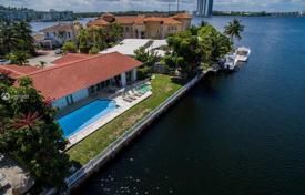 Уютная вилла с задним двором, бассейном и зоной отдыха, Майами-Бич, США за 1 465 000 €