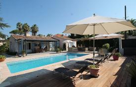 Вилла с бассейном и парковкой в спокойном жилом районе, в 300 метрах от пляжа, Кап д'Антиб, Франция за 4 500 € в неделю