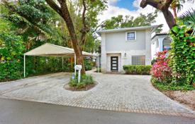 Комфортабельный коттедж с частным садом, парковкой и террасой, Майами, США за $953 000