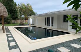 Уютная вилла с садом, задним двором, бассейном и зоной отдыха, Майами, США за 875 000 €