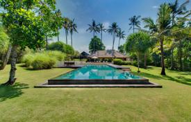 Вилла с бассейном, гостевым домом и садом в спокойном районе, рядом с пляжем, Кетевель, Бали, Индонезия за $6 300 в неделю
