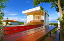 Меблированный дом с тремя квартирами и панорамным видом в 50 метрах от моря, Гондоличи, Хорватия за 470 000 €