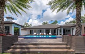 Просторная вилла с гаражом, летней кухней, бассейном и крытой террасой, Корал Гейблс, США за $3 191 000