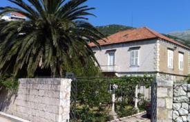 Двухэтажная вилла с садом, гаражом и причалом на первой линии моря недалеко от Дубровника, Далмация, Хорватия. Цена по запросу