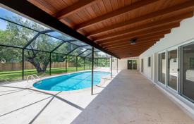 Уютная вилла с задним двором, бассейном, зоной отдыха и гаражом, Майами, США за $855 000