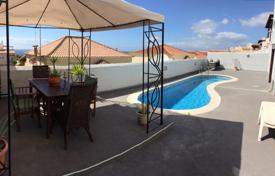 Современная вилла с большой террасой, бассейном и видом на океан, в Каллао Сальвахе, Тенерифе за 400 000 €