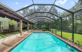 Комфортабельная вилла с задним двором, бассейном, зоной отдыха, гаражом и садом, Майами, США за 906 000 €