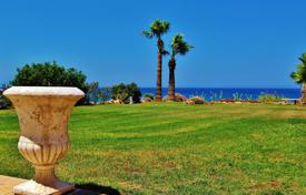 Красивая вилла с большим садом и бассейном на первой линии у моря, Протарас, Кипр за 2 800 € в неделю