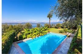 Элитная трехэтажная вилла с гостевым домом, парком и бассейном прямо напротив озера, Сирмионе, Италия за 7 390 000 €