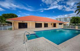 Просторная вилла с задним двором, бассейном и гаражом, Халландейл-Бич, США за $1 950 000