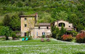 Историческое поместье с бассейном, фруктовым садом и оливковой рощей в Монтайоне, Тоскана, Италия за 1 250 000 €