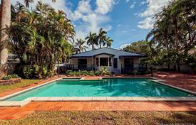 Уютная вилла с задним двором, бассейном и зоной отдыха, Майами, США за $899 000