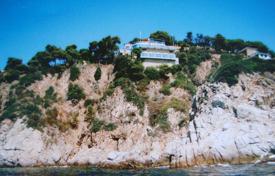 Уникальная вилла с двумя бассейнами и гостевым домом, на прибрежных скалах, Льорет‑де-Мар, Испания за 6 900 000 €