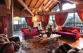 Шале, расположенный в Куршевеле 1850, сочетающий в себе прекрасный традиционный альпийский стиль и современные удобства за 105 000 € в неделю