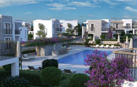Малоэтажная резиденция с бассейнами в 400 метрах от моря, Бодрум, Турция за От $588 000