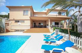 Просторная вилла с террасой, бассейном и видом на море, недалеко от пляжа, Торремолинос, Андалусия, Испания за 990 000 €