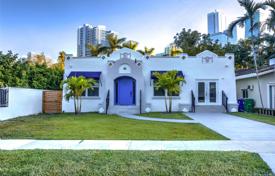 Комфортабельная вилла с участком, бассейном и террасой, Майами, США за $1 300 000