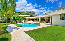 Комфортабельная вилла с задним двором, бассейном, зоной отдыха, террасой и гаражом, Майами, США за $2 300 000
