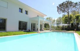 Новая вилла в стиле хай-тек с бассейном, Форте-дей-Марми, Тоскана, Италия за 9 500 € в неделю
