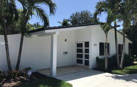Уютный коттедж с задним двором, зоной отдыха и парковкой, Майами, США за $799 000