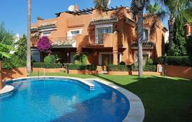 Комфортабельный таунхаус с частным садом, парковкой и террасой в жилом комплексе с бассейном и садом, Марбелья, Испания за 416 000 €