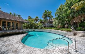 Уютная вилла с задним двором, бассейном и террасой, Ки-Бискейн, США за $9 900 000