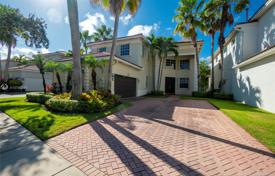 Просторная вилла с задним двором, бассейном, зоной отдыха, террасой и гаражом, Майами, США за $1 499 000