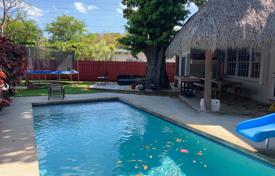 Уютная вилла с задним двором, бассейном и зоной отдыха, Майами, США за $890 000