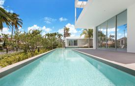 Современная вилла с задним двором, бассейном, зоной отдыха, террасой и парковкой, Майами-Бич, США за 6 949 000 €