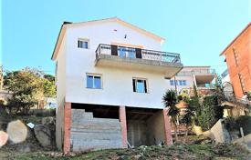 Двухэтажная вилла с видом на море в одном из лучших жилых районов Льорет‑де-Мар, Испания за 396 000 €