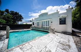Уютная вилла с задним двором, бассейном и зоной отдыха, Майами-Бич, США за $1 299 000