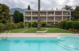 Трехкомнатные апартаменты с собственным садом и террасой в небольшой резиденции с бассейном, прямо на берегу озера, Тосколано-Мадерно за 650 000 €