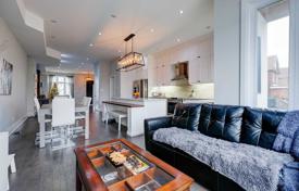 Дом в городе в Йорке, Торонто, Онтарио,  Канада за C$1 690 000