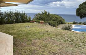 Четырёхкомнатная квартира с видом на море, личным садом и бассейном в Сан-Фелиу‑де-Гишольс, Коста-Брава, Испания за 995 000 €