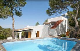 Вилла в средиземноморском стиле с бассейном, садом и видом на море, недалеко от пляжа Таламанка, Ибица, Испания за 6 700 € в неделю