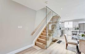 Дом в городе в Йорке, Торонто, Онтарио,  Канада за C$1 642 000