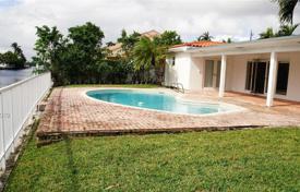 Комфортабельная вилла с задним двором, бассейном, террасой и гаражом, Майами-Бич, США за $1 350 000