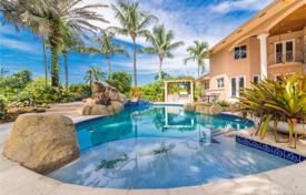 Просторная вилла с большим участком, бассейном, конюшнями и террасой, Майами, США за $2 500 000