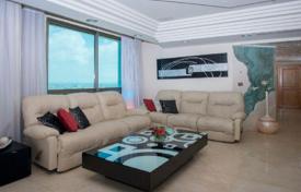 Комфортабельный пентхаус с террасой, мебелью и видом на море и город в Нетании, Израиль за $1 160 000