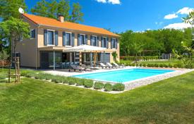 Меблированная вилла с бассейном, гостевым домом и парковкой, Пореч, Хорватия за 800 000 €