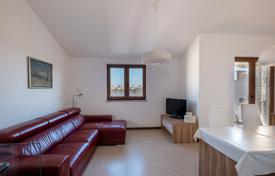 Меблированная квартира с террасой в качественном здании, в 700 метрах от моря, Медулин, Хорватия за 105 000 €
