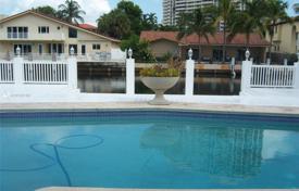Комфортабельная вилла с задним двором, бассейном, зоной отдыха и двумя гаражами, Майами-Бич, США за $1 950 000