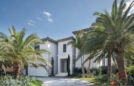 Отремонтированная вилла с гаражом, частным бассейном и террасой, Майами-Бич, США за $3 499 000